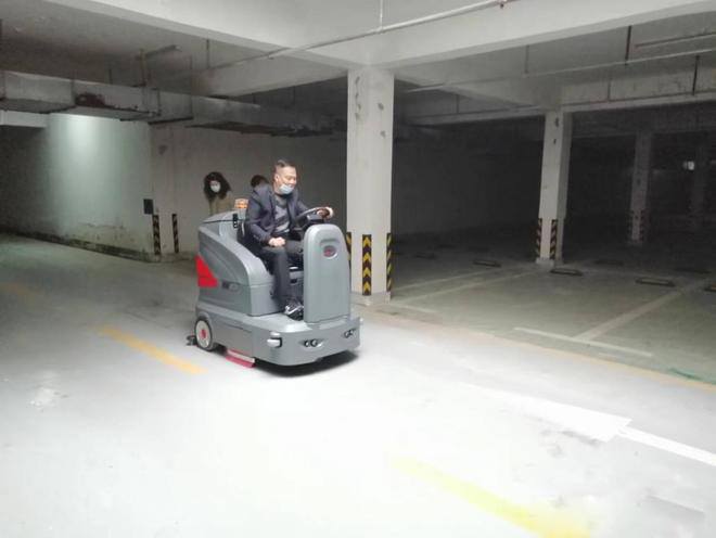 资阳小区物业保洁不用人力改用驾驶式洗地机了